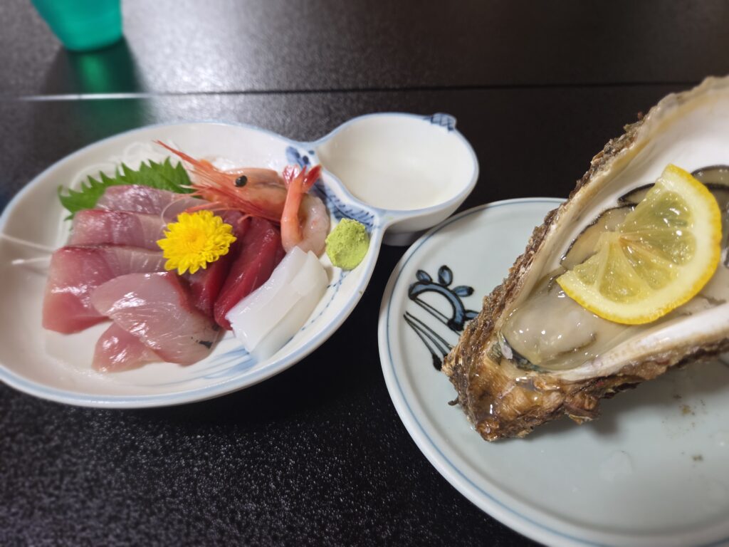 水の刺身定食と岩ガキ