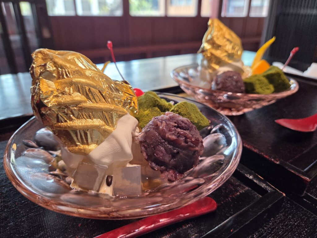 金箔あんみつソフト
ひがし茶屋街